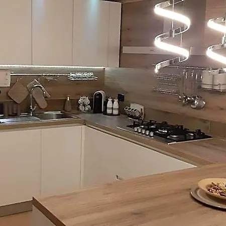 Elegante Ed Accogliente Con Garage. *
